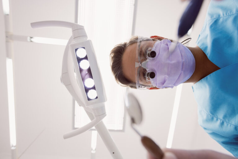 Zahnarzt mit Instrumenten und Maske